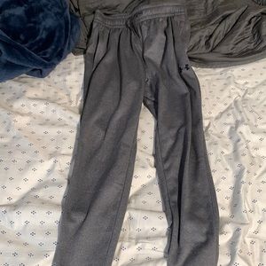 These joggers are from under armor, with a Grey color, it is medium size